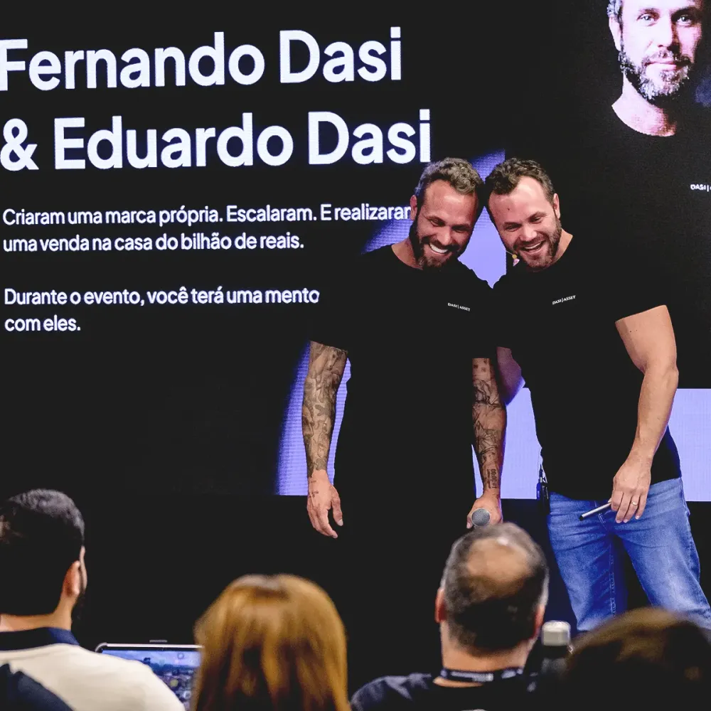Convidados no palco durante o evento