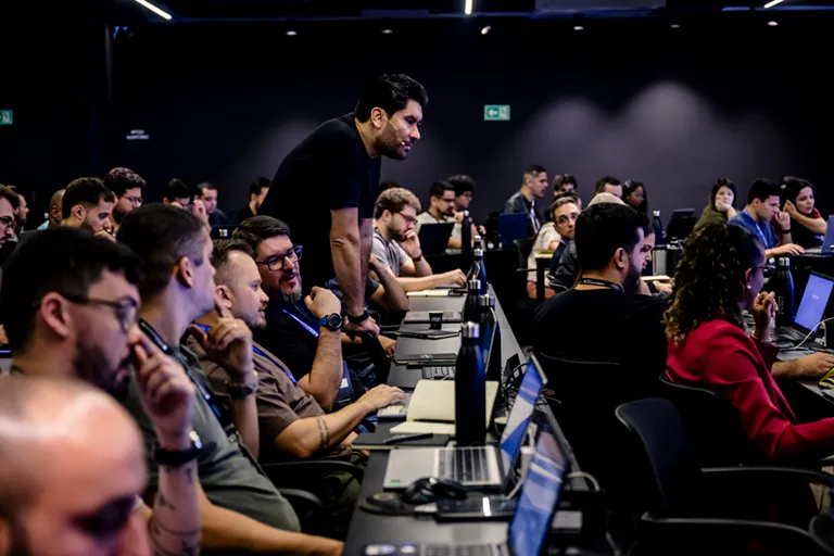 Mentor atendendo um participante durante a imersão