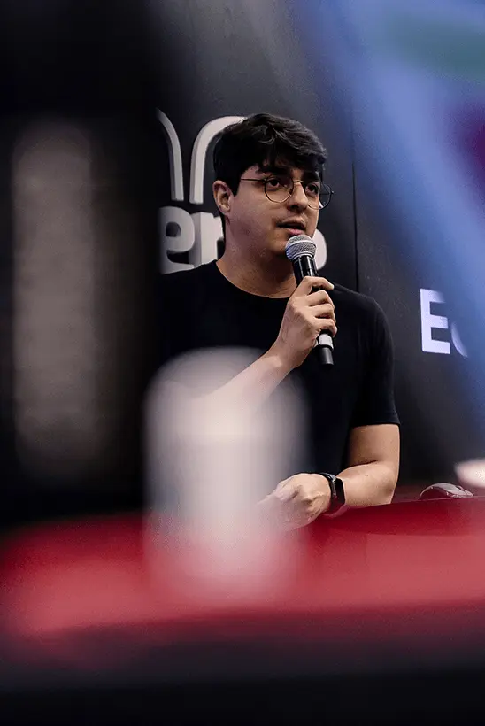 Participante com microfone em painel