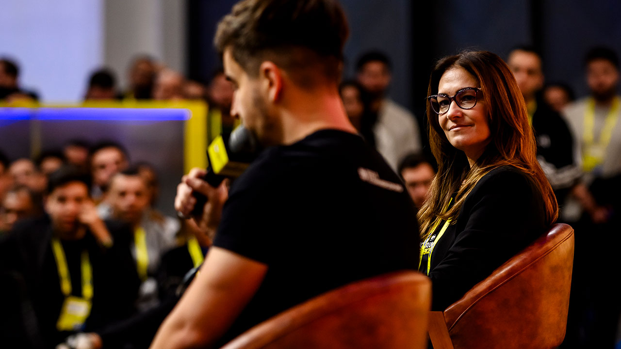 Conversa durante o painel no evento