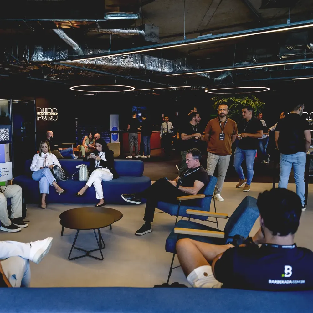 Empresários no lounge entre as sessões