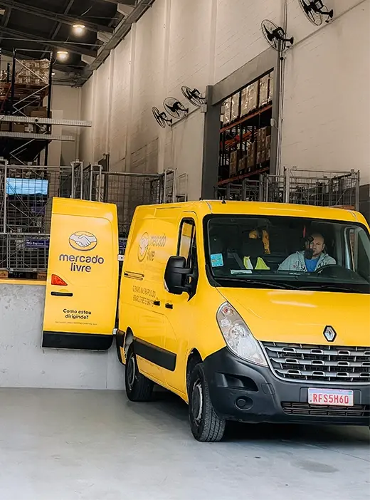 Van do Mercado Livre em centro de distribuição