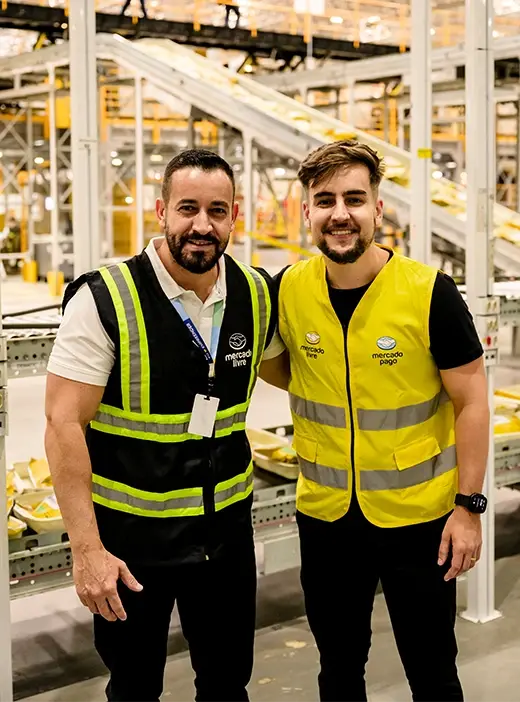 Time dentro do centro de distribuição do Mercado Livre
