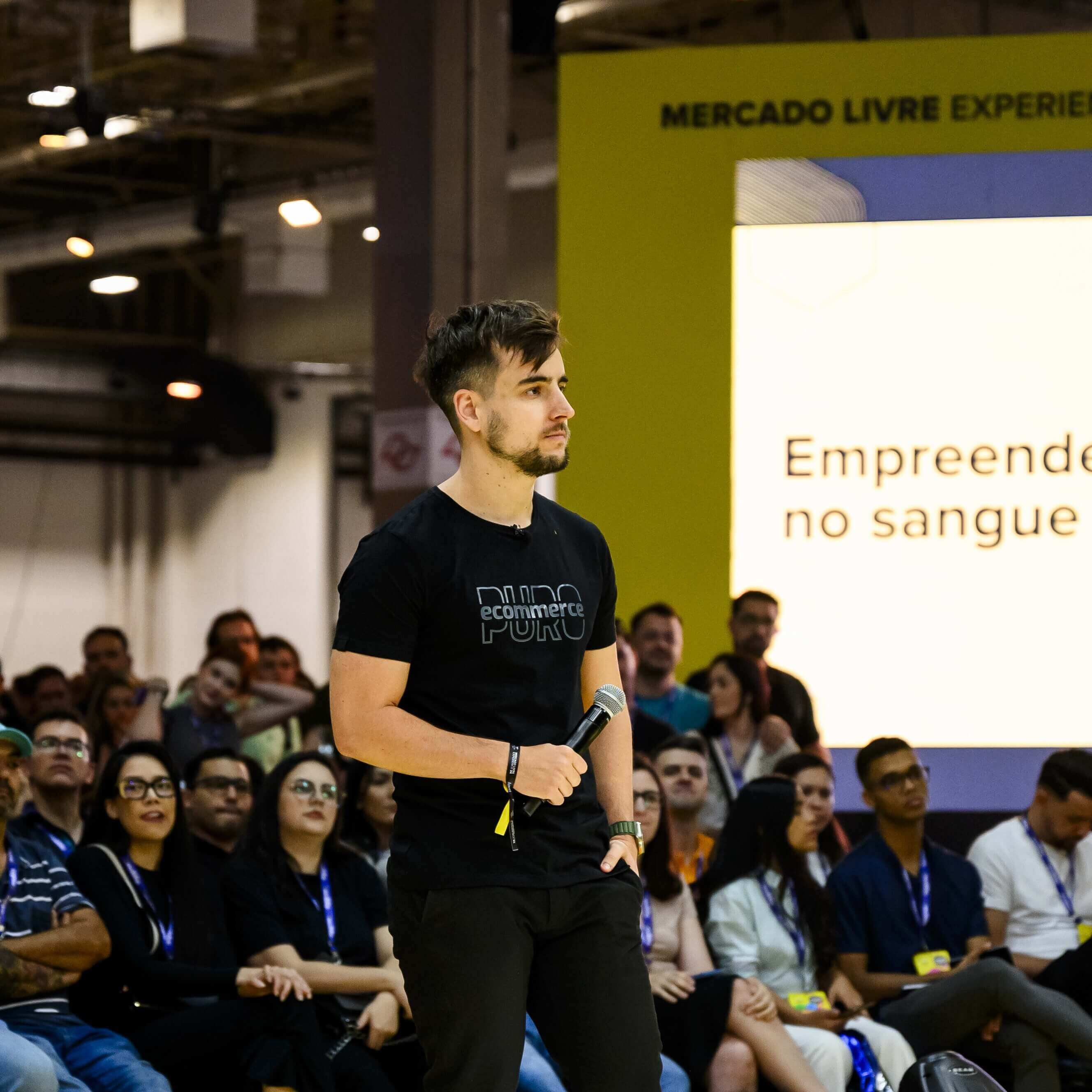 Gabriel Bollico, da Ecommerce Puro, palestrando no palco do Mercado Livre Experience